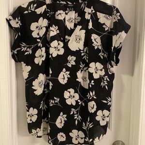 Simply Vera black floral top
